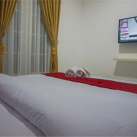 Reddoorz Near Araya Family Club House Otel Malang Dış mekan fotoğraf