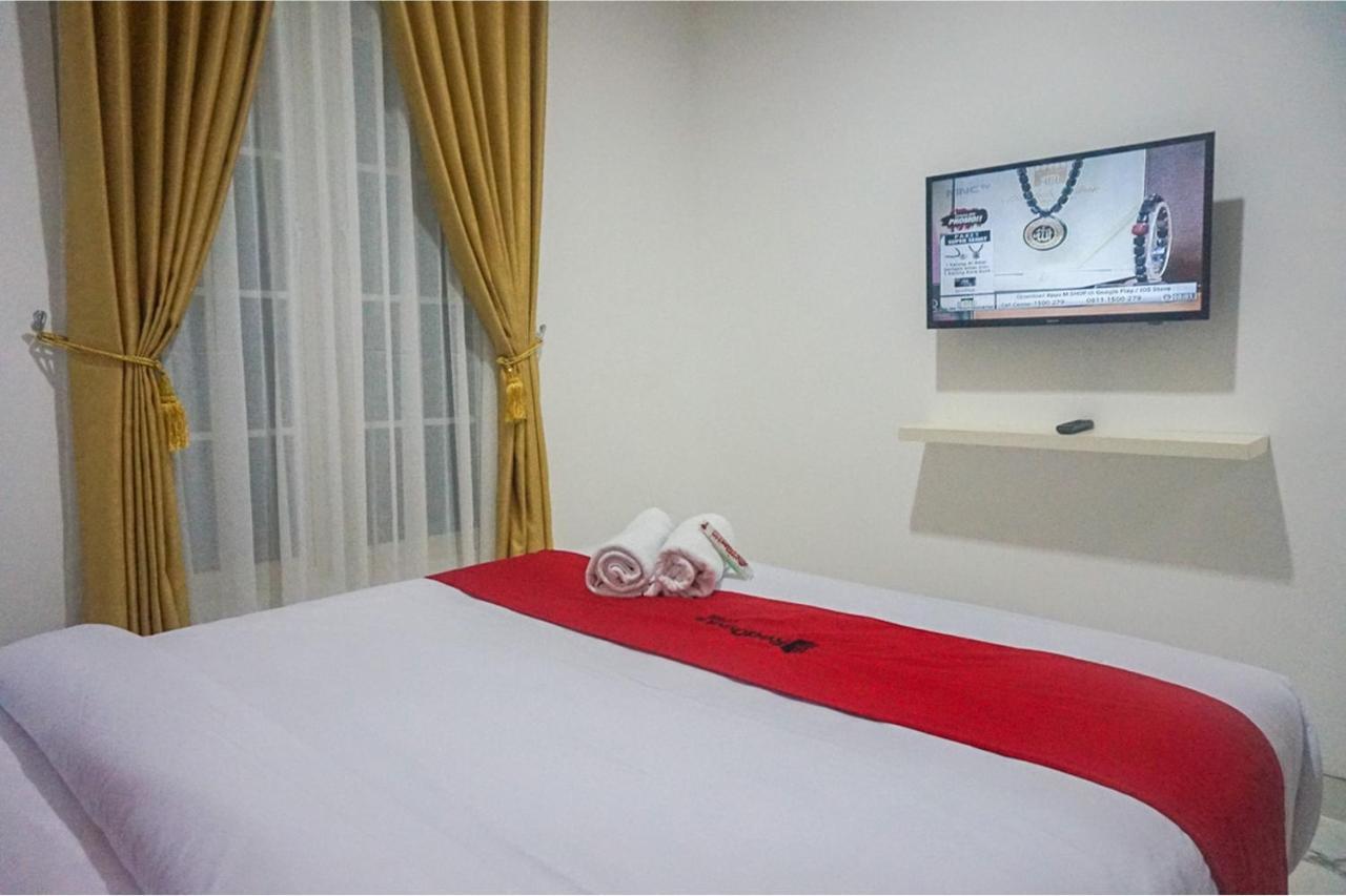 Reddoorz Near Araya Family Club House Otel Malang Dış mekan fotoğraf