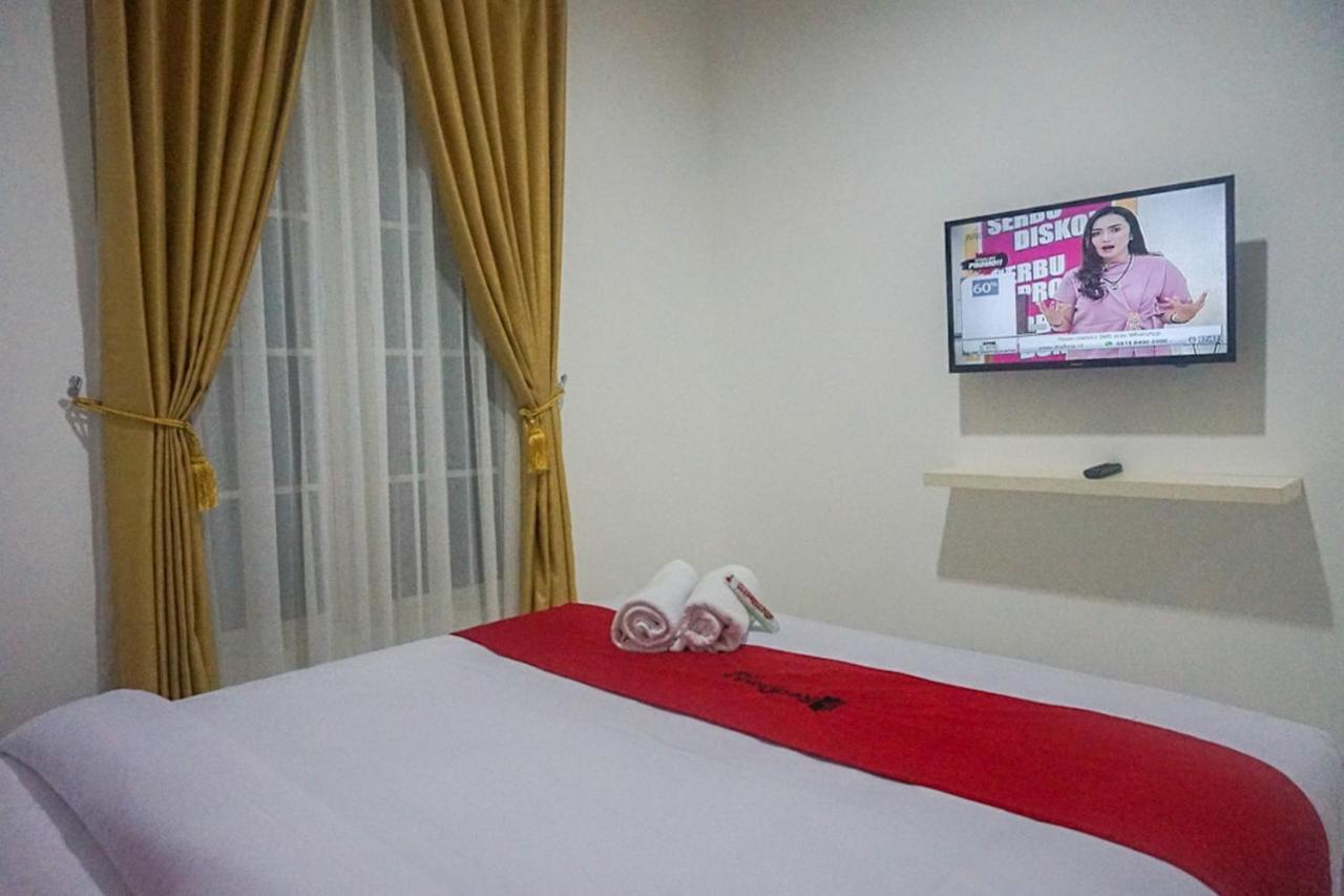 Reddoorz Near Araya Family Club House Otel Malang Dış mekan fotoğraf
