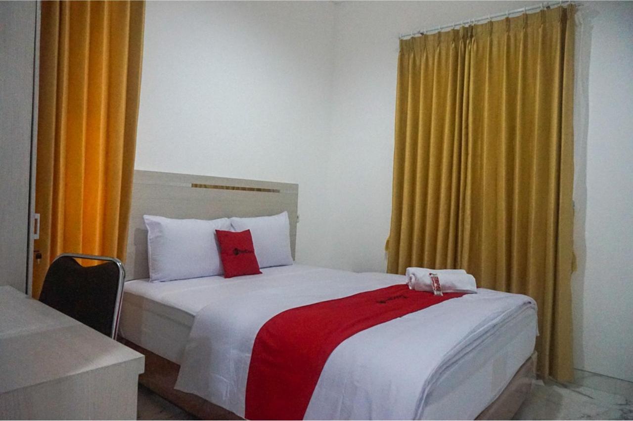 Reddoorz Near Araya Family Club House Otel Malang Dış mekan fotoğraf
