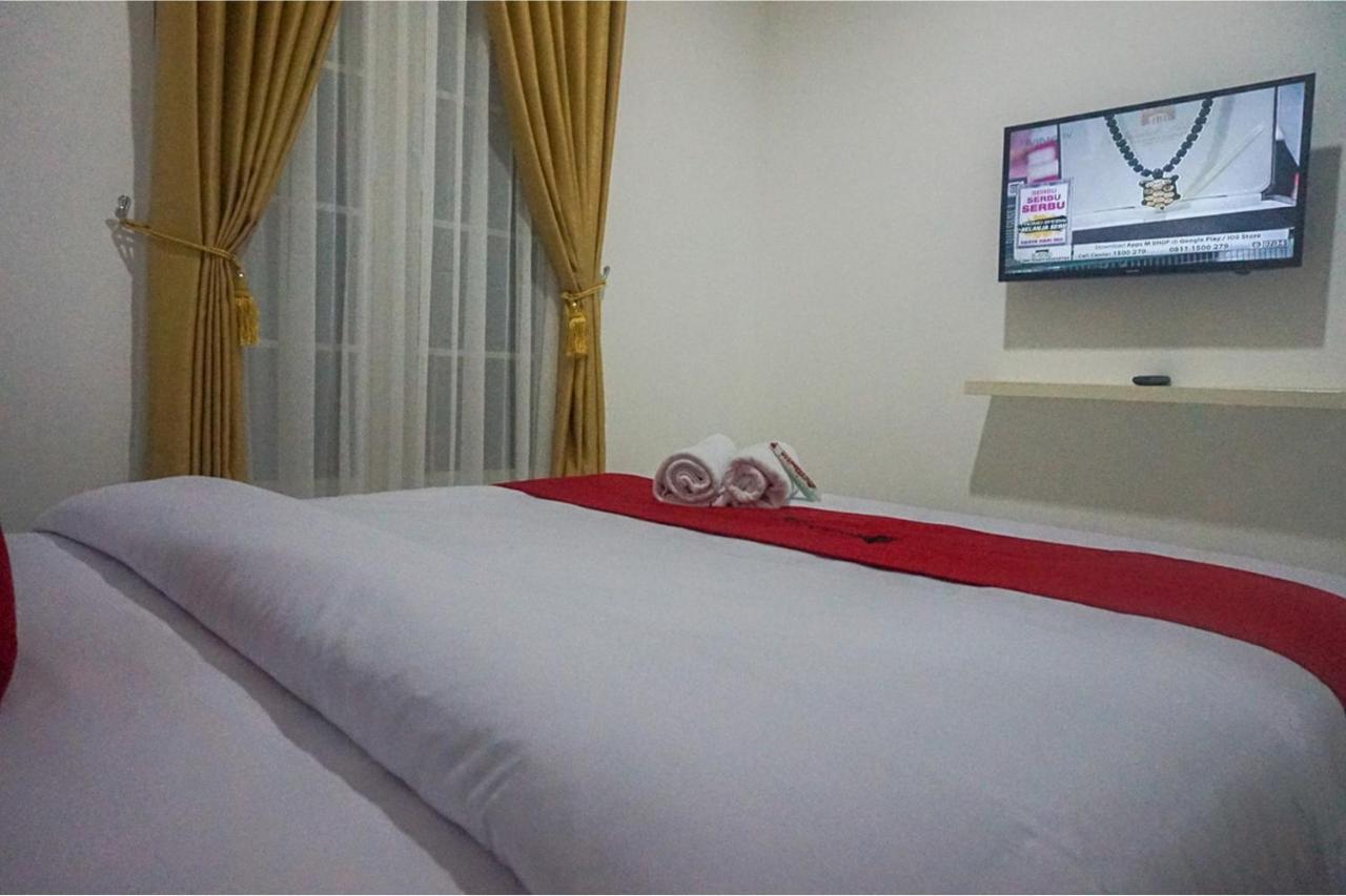 Reddoorz Near Araya Family Club House Otel Malang Dış mekan fotoğraf