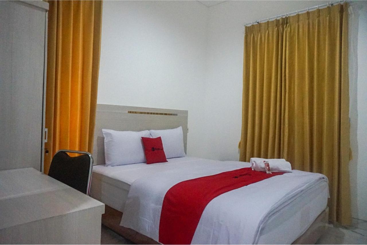 Reddoorz Near Araya Family Club House Otel Malang Dış mekan fotoğraf