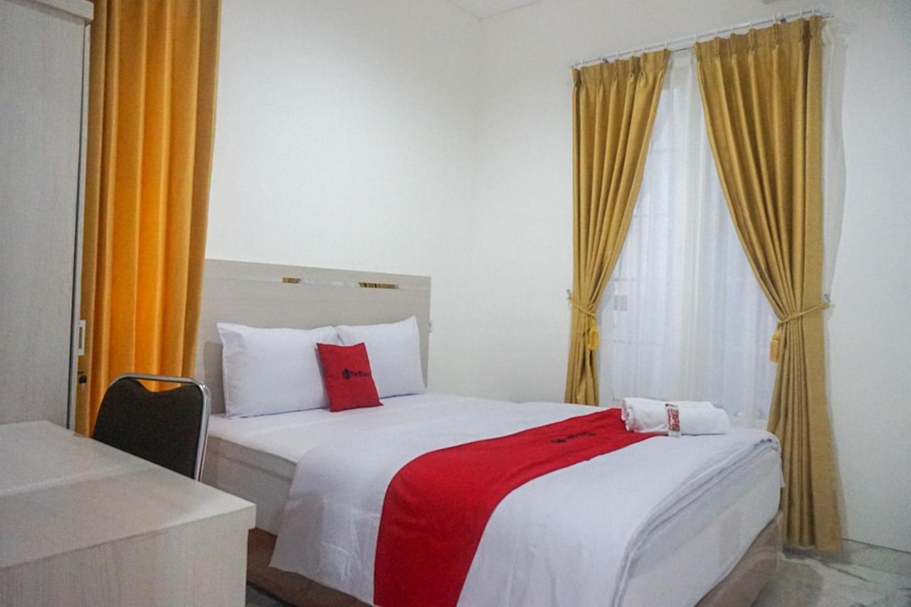 Reddoorz Near Araya Family Club House Otel Malang Dış mekan fotoğraf